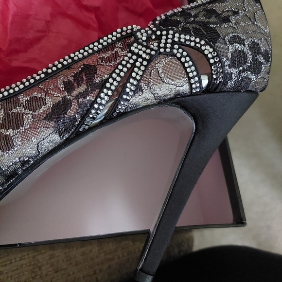 E Live from the Red Carpet Shoes Black&Silver Lace Med Size 9 - Picture 8 of 8